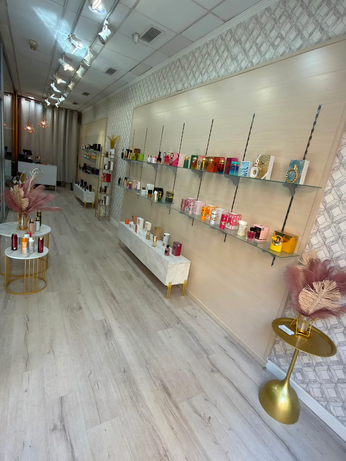 Interior de YIREL Perfumes de Oriente, estanterías de cristal con fragancias árabes